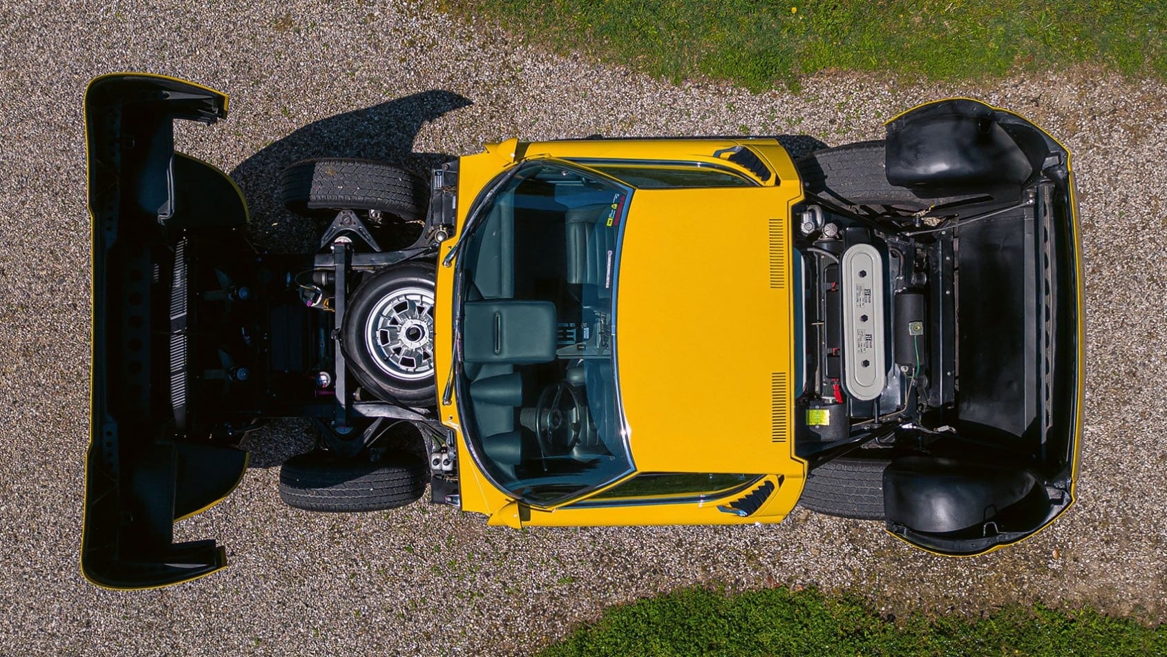 Lamborghini Miura P400 S z otwartą przednią i tylną pokrywą widziana z góry