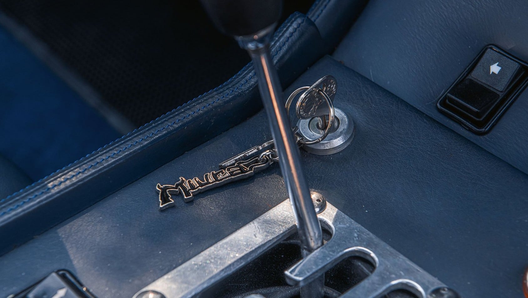 Kluczyk, emblemat Miura i dźwignia zmiany biegów Lamborghini Miura P400 S