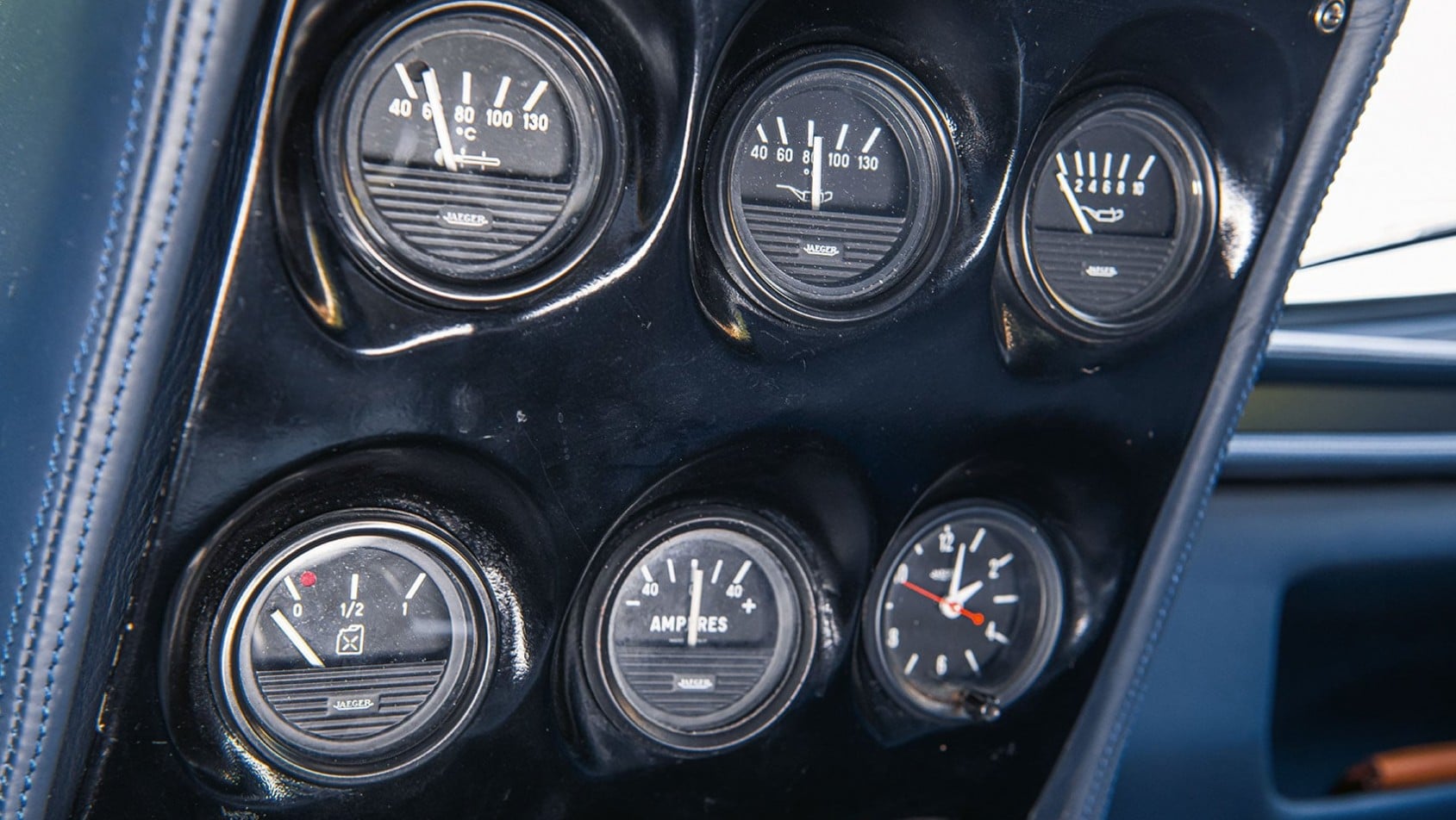 Zegary i wskaźniki na desce rozdzielczej Lamborghini Miura P400 S