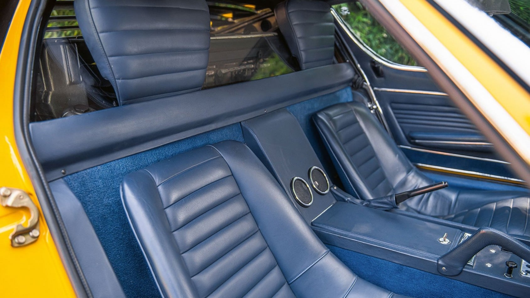 Fotele i niebieskie wnętrze Lamborghini Miura P400 S