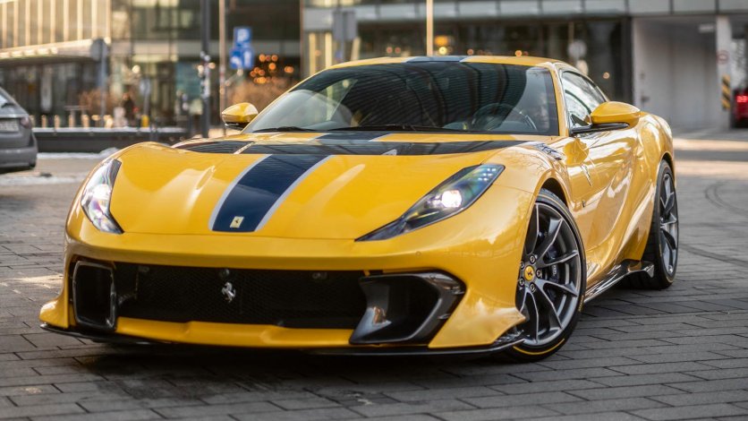 Ferrari 812 Competizione w żółtym lakierze – widok z przodu
