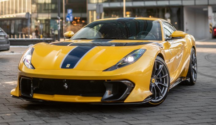 Ferrari 812 Competizione w żółtym lakierze – widok z przodu
