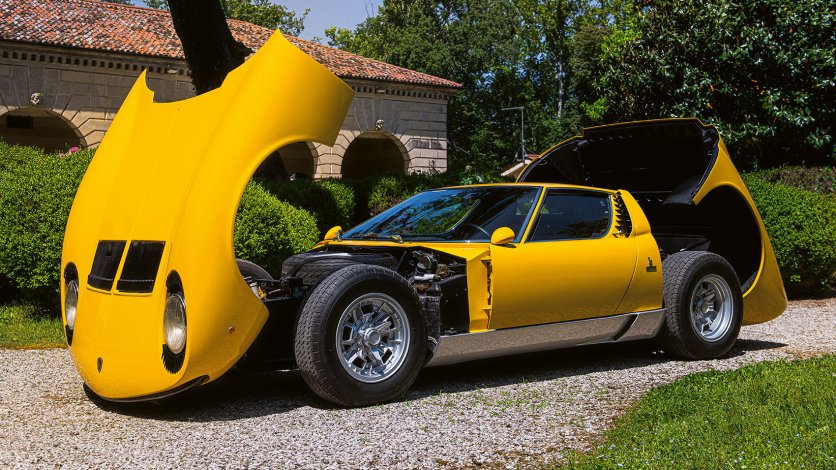 Lamborghini Miura P400 S z otwartą przednią i tylną częścią nadwozia