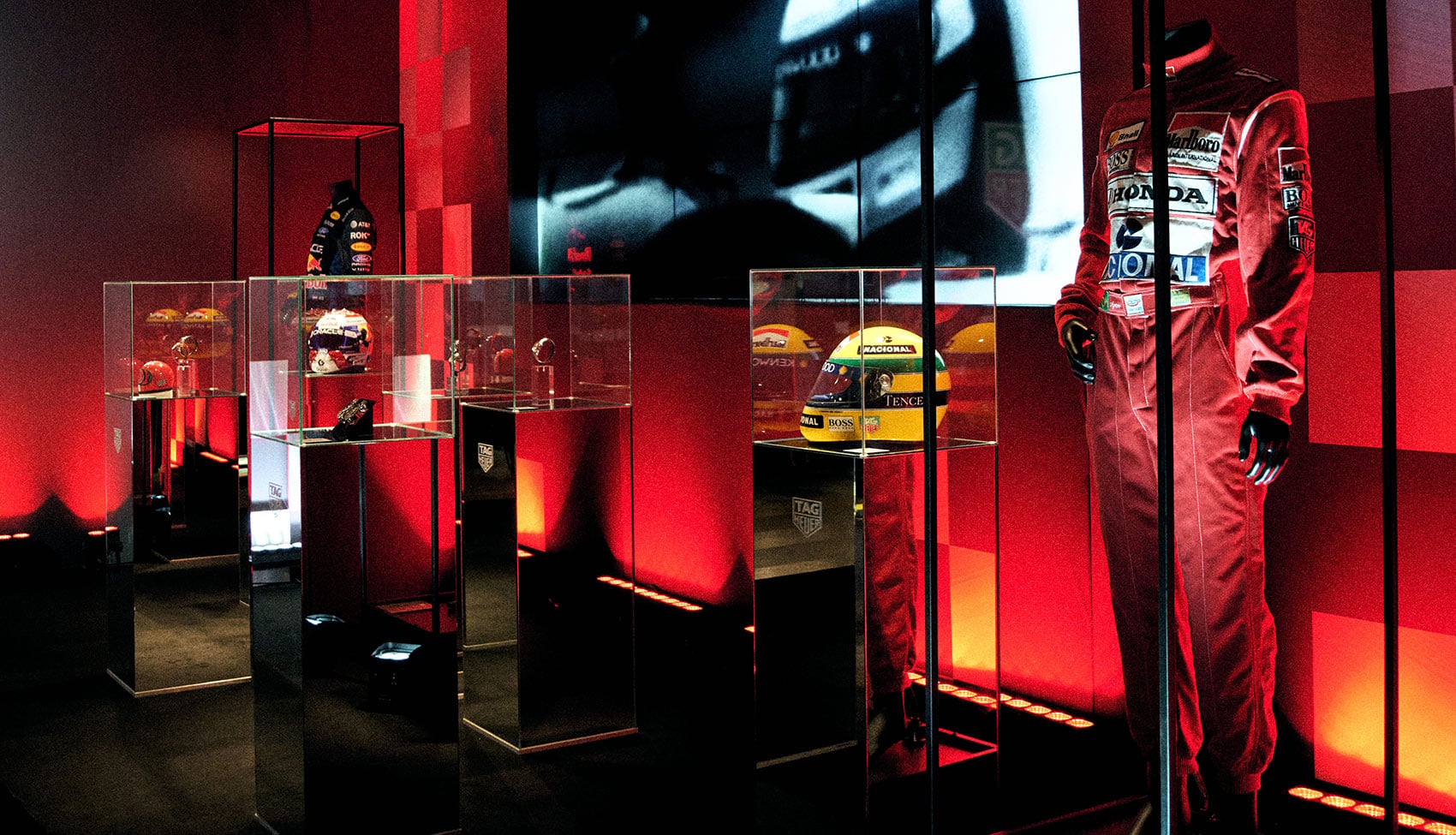 Pamiątki Ayrtona Senny na wystawie TAG Heuer w Fabryce Norblina Kask Ayrtona Senny i kombinezon wyścigowy na wystawie TAG Heuer w Warszawie
