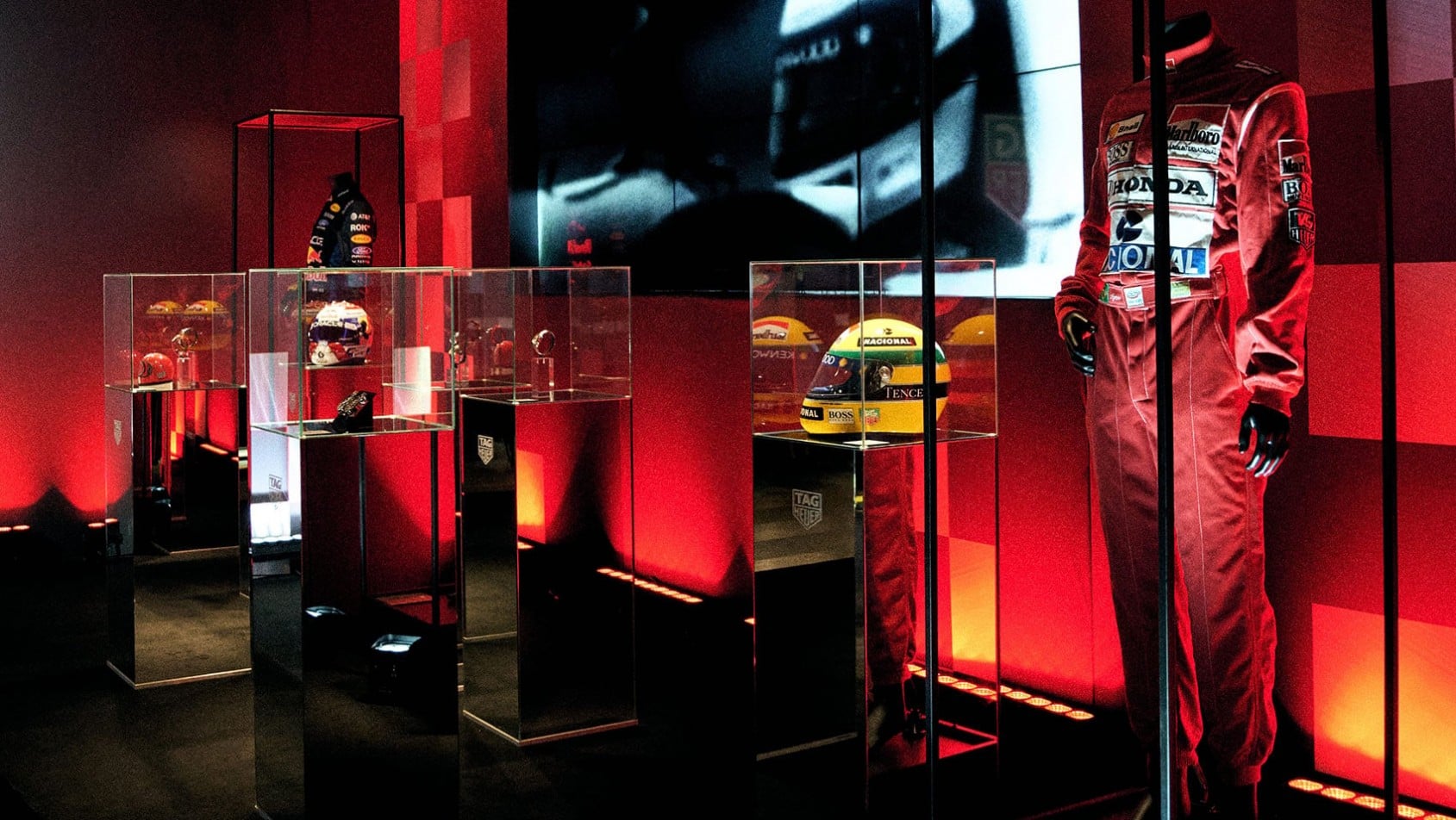 Kask Ayrtona Senny i kombinezon wyścigowy na wystawie TAG Heuer w Warszawie