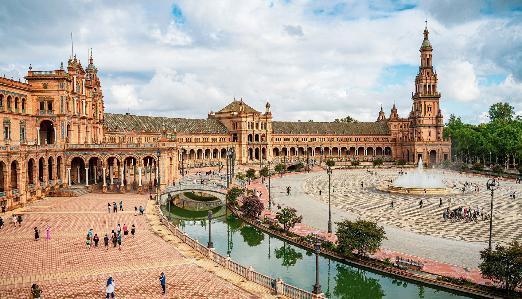 Plaza de España obok hotelu