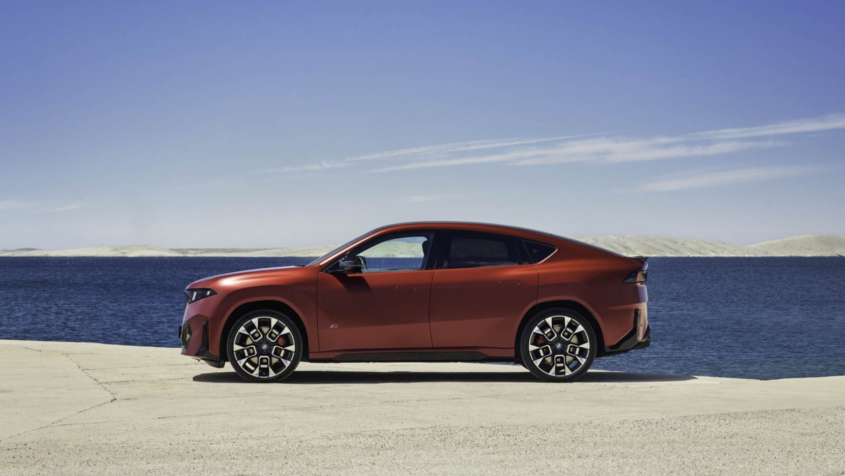 BMW iX4 sylwetka