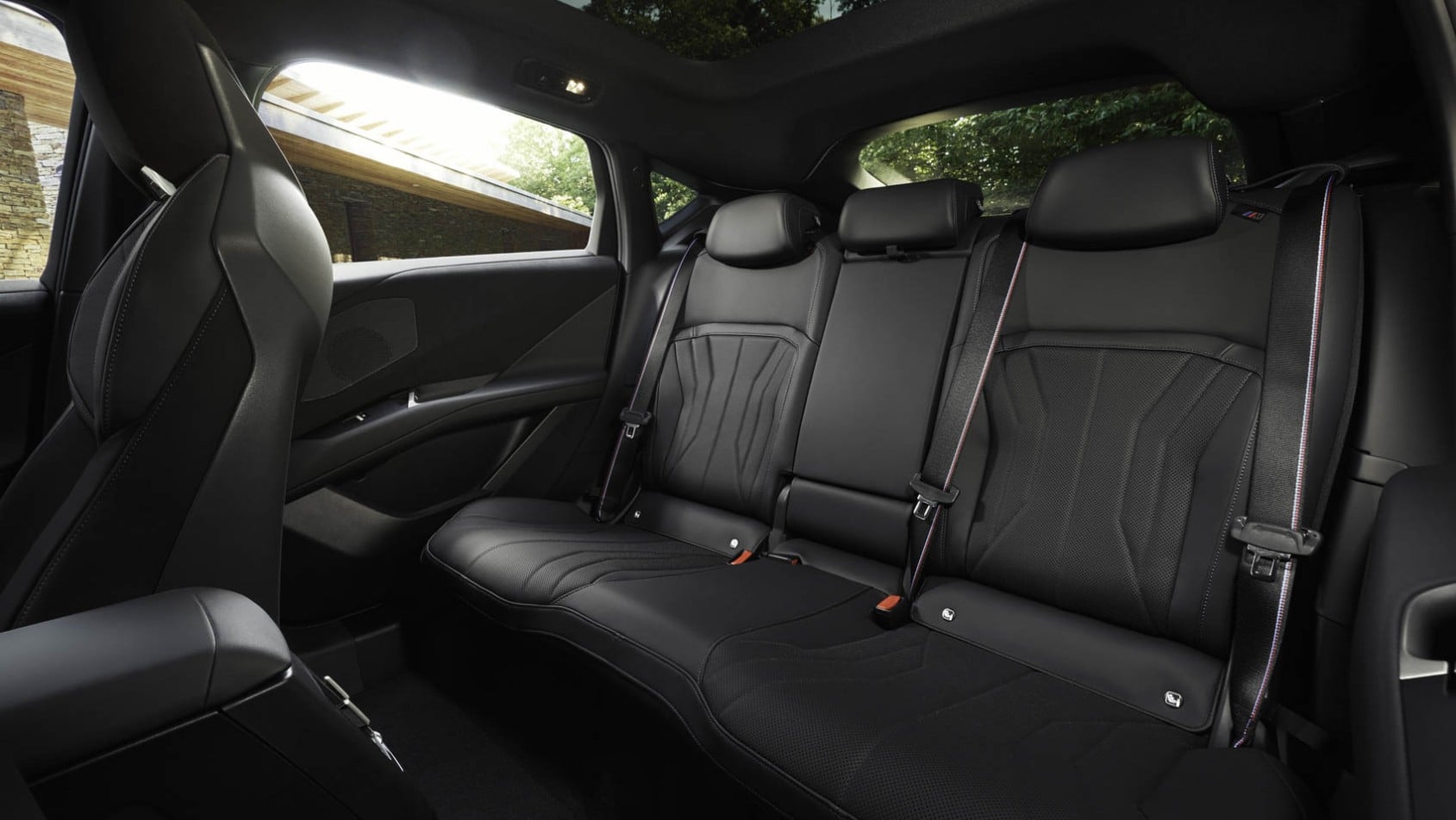 BMW iX4 wnętrze