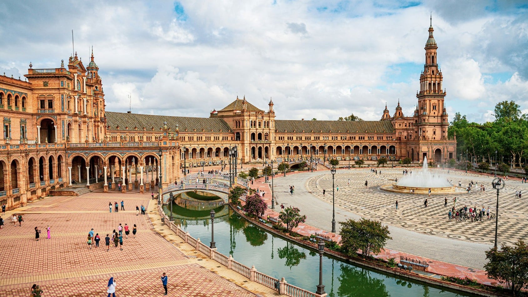 Plaza de España obok hotelu
