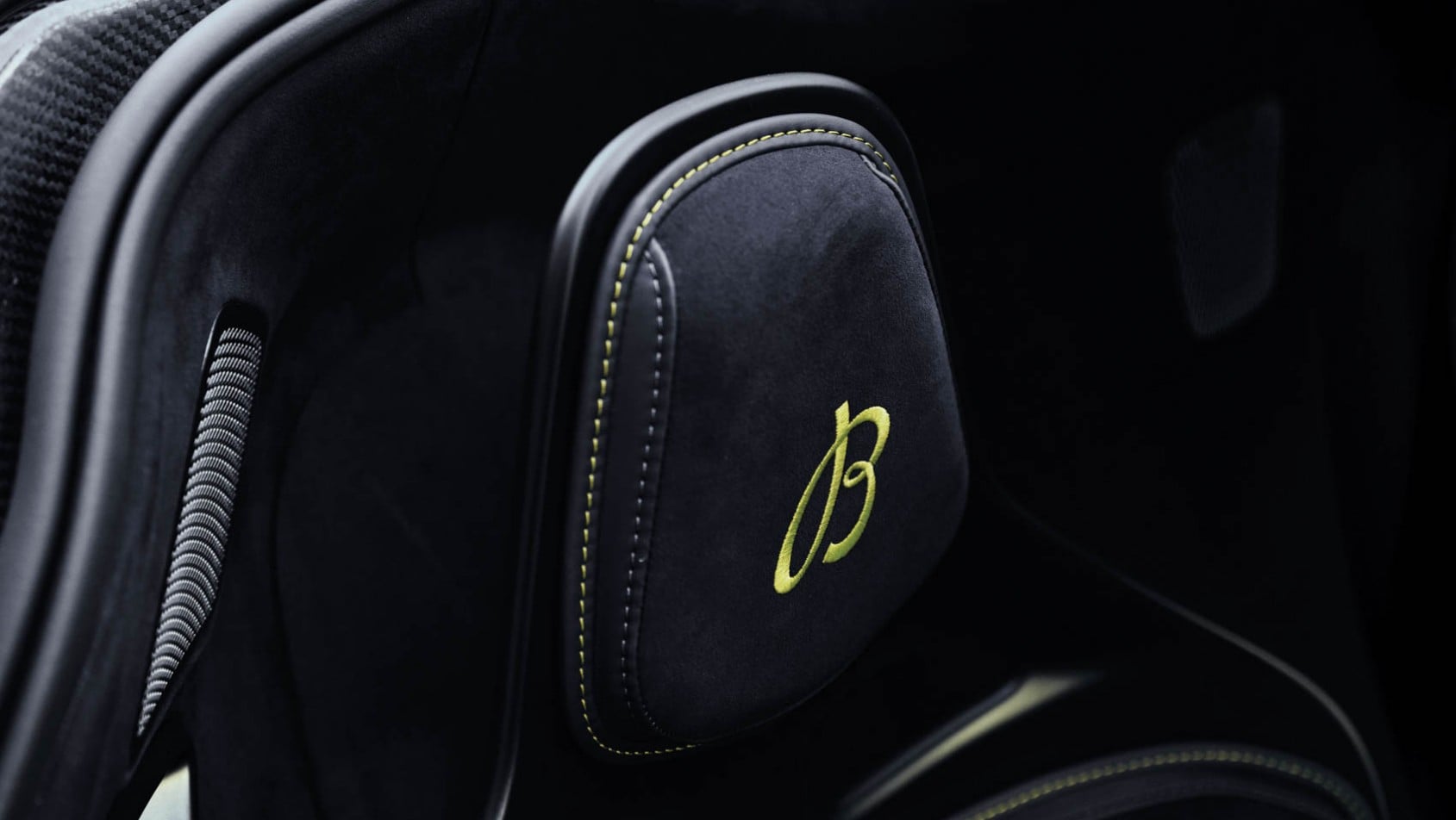 Aston Martin Valhalla breitling detal