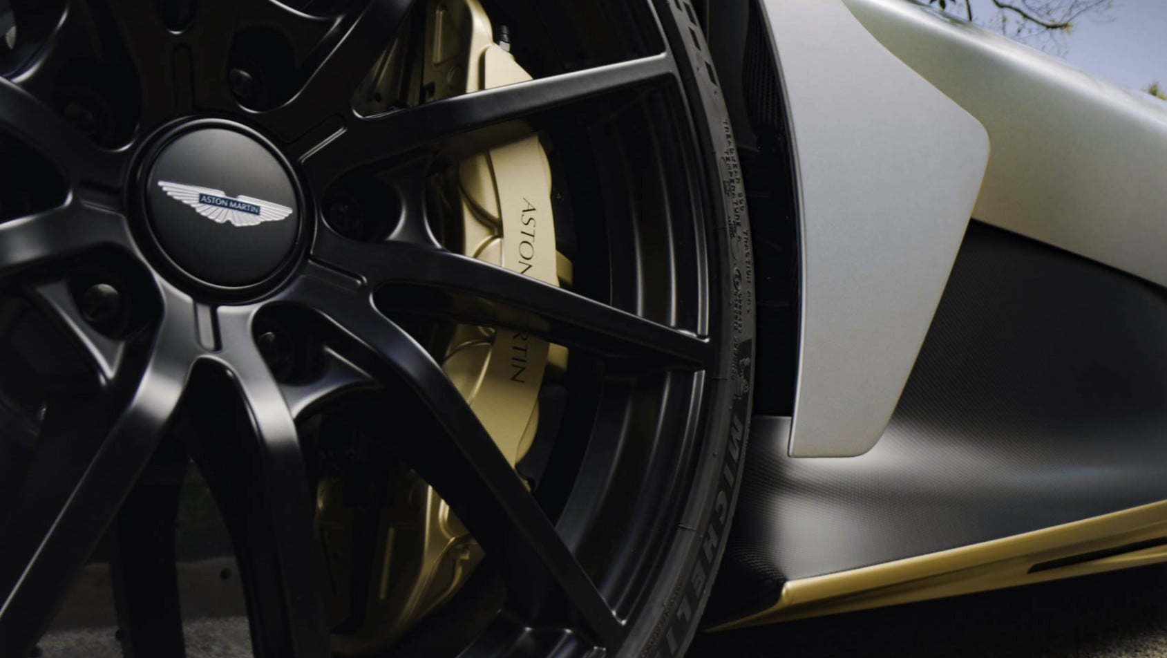 Aston Martin Valhalla Spider hamulce